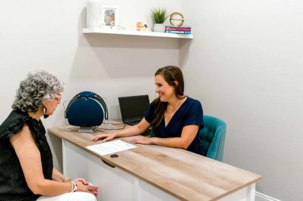 Dr reviewing pt's results