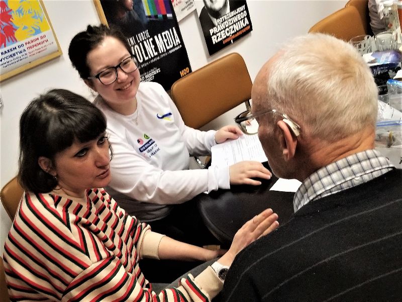A Ukrainian refugee receives hearing care in Poland.